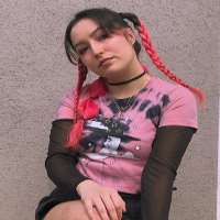 The girl keeps herself updated with the latest ongoing trends and dress up accordingly also loves to dye her hair with new colors every now and then.